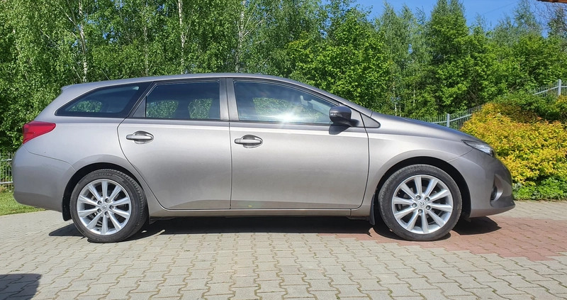 Toyota Auris cena 43700 przebieg: 95000, rok produkcji 2013 z Dębica małe 46